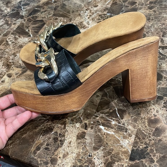 Vince Camuto - Picture 3 of 6